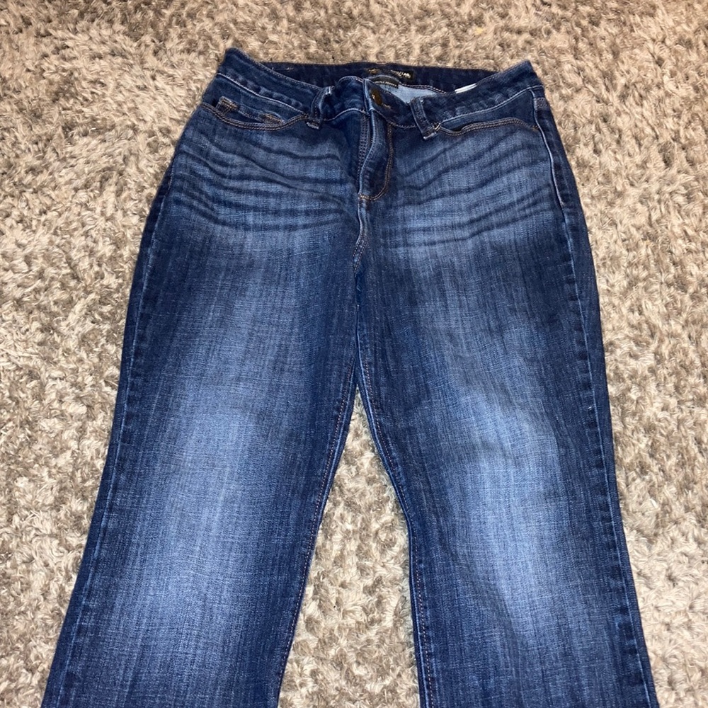 Blue dark jeans they don’t said what size they are but I’m size 10 so it’s a 10
